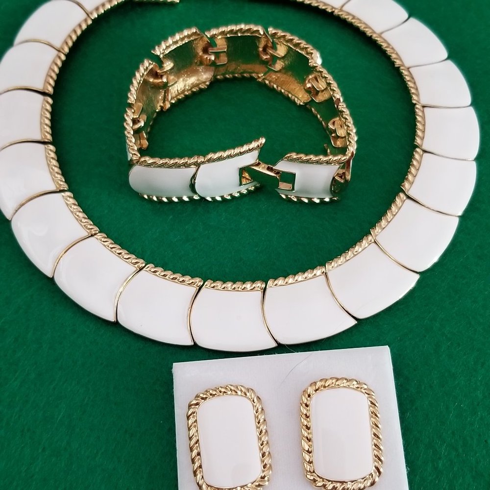 Women's jewelry suite
